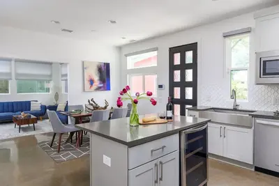 Image de Free Parking, Eastside - Sxsw! | Rosewood House