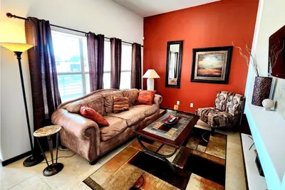 Image de Stylish Condo w/ Pool, Near Everything