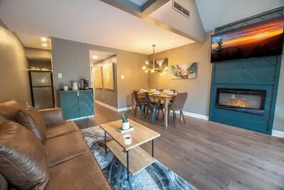 Image de Luxury Smoky Condo | Forest Retreat, Pool+ Hot Tub