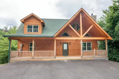 Image de *Gorgeous 3bd Cabin w/ Pool! Hot Tub + Views! *