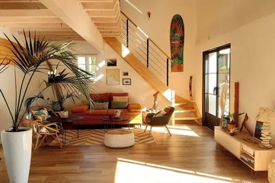 Image de Maison spacieuse en lisière de forêt et proche de la plage.