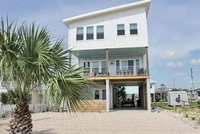Image de Rejuvenation:Brand New, Beach Views, Custom Furniture, Hot Tub + Mil Suite