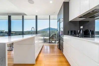Image de New to Vrbo: Braddon Apt 5-minute walk to Canberra Centre