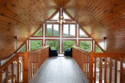Image de Glass-Front Smoky Mtn Cabin | Hot Tub, Decks & Home Theater