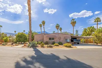 Image de Home on the Golf Course with Cart - Roadrunner Club