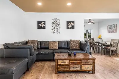 Image de Cozy, fully furnished 2+2, with huge balcony, So-Fi, Forum, Intuit Dome & more!