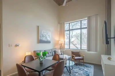 Image de Cozy 2bd Apartment in Central Dt with Gym Pool Parking