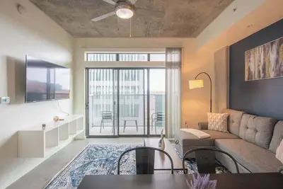 Central Downtown Phx | Pool, Gym, Parking, Balcony