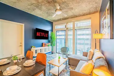 Dt Phx Apt| Pool, Gym, Parking & Balcony