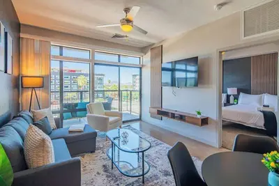 Image de Near Phx Airport | Balcony, W/D, Pool, Gym & Parking