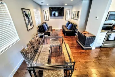 Image de Reflection Bnb - 3 Kings, 4 Tvs, 2 Baths, Garage