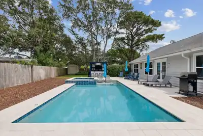 Image de Pool/Heated Spa! Pool Bar! Bikes! 3 min to Beach and 10 min to Town! Golf Cart! !