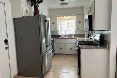 Image de Vegas house 3mile away from strip:8 bed 3 sofa bed\n\n