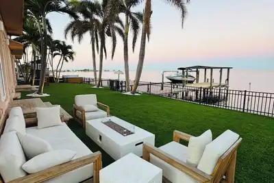 Image de Spacious Waterfront Tropical Oasis: Hot Tub, Dock & Turf