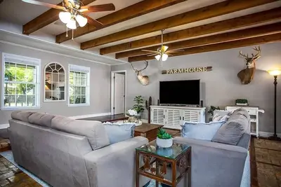 Image de Charming 4-bedroom cottage, 4 Blocks Off Main Street! !