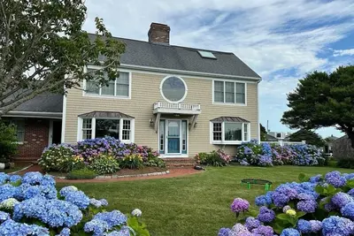 Image de Immaculate Waterfront Beach House by RedAwning