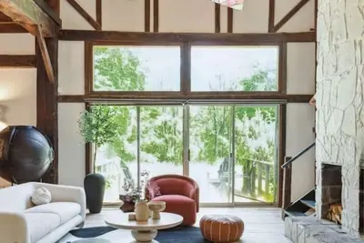 Image de Restored Landmark Barn in Hudson, 1780 Ice House