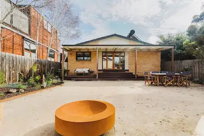 Image de Tangerine Gleam Cheerful Inner City Family Abode