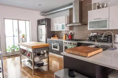 Image de Modern, spacious 3-bedroom townhome in Philadelphia with parking + Ev charger