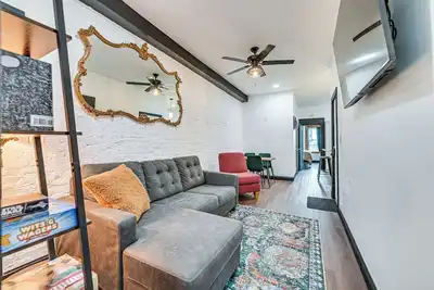 Image de Apartment w\/ Deck in Albany, Walk to Downtown!