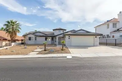 Image de Luxury Laughlin River and Lake Oasis \/ Beautiful Backyard w\/ Pool \/ 3bed 2bath