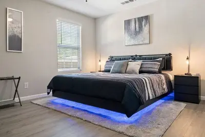 Image de Modern Home Near Entertainment District, Hot Spots
