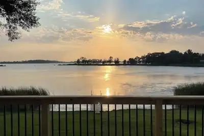 Image de S’more Sunsets on Roy Lake. Spectacular deck views from this 2-bedroom cabin.