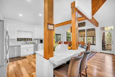 Image de Fully Renovated 3bd at Yosemite's South Gate