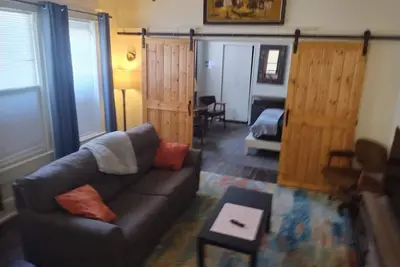 Image de A Happy Place! 1-bedroom apartment in lovely Alexandria with private parking