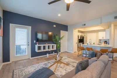 Chic 2bd| Midtown | Gym+Pool+W/D+Parking Sleeps 8