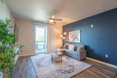 Modern 2bd| Gym+Pool+Parking+W/D Sleeps 8