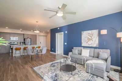 Posh 2bd with Gym Pool Parking Wd can Sleeps 8