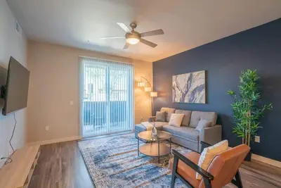 Spacious 2bd| Gym+Pool+Parking+W/D Sleeps 8