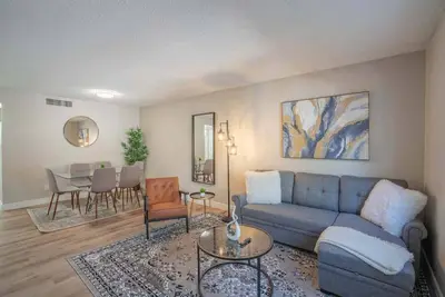Image de Modern 2bd with Parking Gym Pool can Sleep 8
