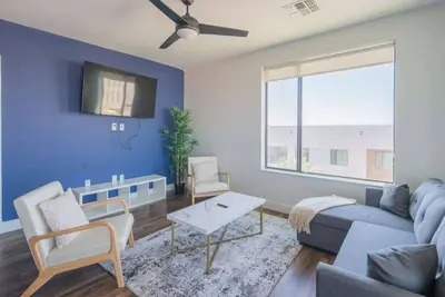 Posh 2bd with Pool Gym Parking Wd can Sleeps 6