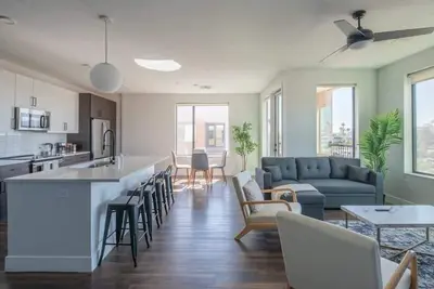 Spacious 2bd with Pool Gym Parking Wd can Sleeps 6
