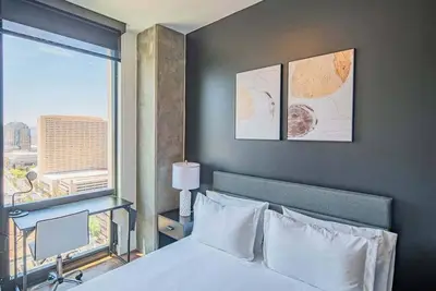 Image de Modern 2bd Apartment High Rise Dt Pool Gym Parking