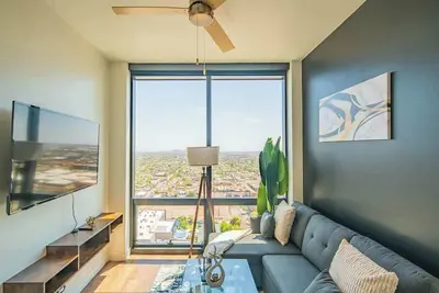 Image de Calm 2bd Apartment High Rise Dt Pool Gym Parking