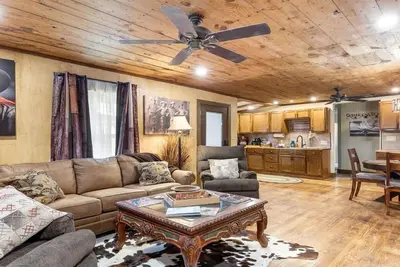 Image de Stockyards Cowboy Lodge - 1/8 mi to Stockyards-Sleeps up to10-add 11 next door!