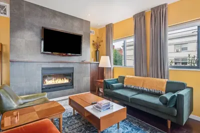 Image de Spacious 3br/2ba w/ Steam Shower, Gated Parking & Full Kitchen