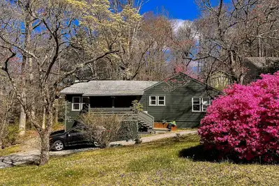 Image de Relax & Recharge at this Black Mountain Retreat with Mountain Views
