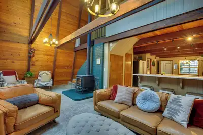 Image de Rhododendron Family Cabin: Hot Tub & Deck!