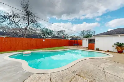 Image de Gorgeous private home with private pool and close to everything