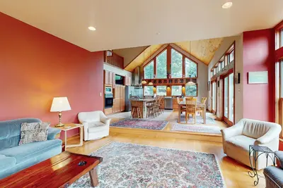 Image de Large dog friendly home with hot tub, Ac, W\/D, & open deck