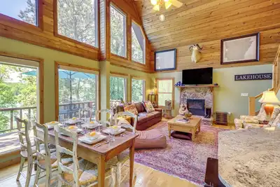 Image de Peaceful Greers Ferry Cabin w/ Deck & Lake View!