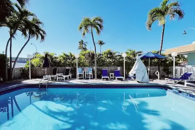 Image de Comfortable 1 Bedroom King Apt - Free Parking, Pool, Steps to Beach