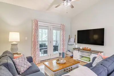 Image de Beautifully Updated Foley Condo w/ Pool Access