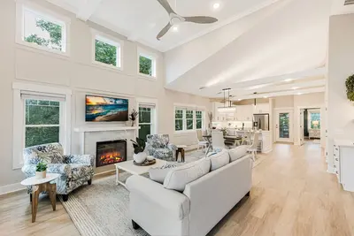 Image de 10% Off to Nov 30- Gorgeous Dog Friendly Home w/ Fenced in Back Yard, Elevator And Screened-In Porch