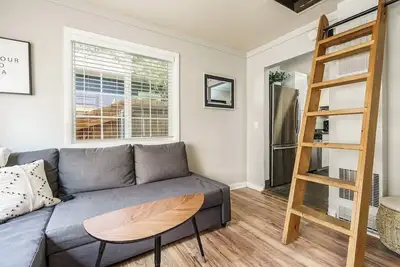 Image de #StayinMyDistrict Historical Hyde Park Bungalow