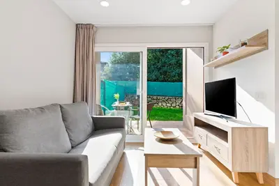 Image de Appartement '2 Jardin 1 - Toró' avec vue montagne et jardin privé